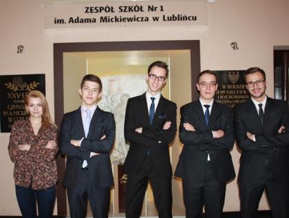Mistrzowie z 'Mickiewicza' w ścisłym finale debat historycznych IPN