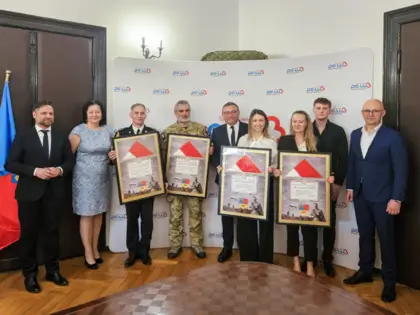 Święto Flagi - uroczyste przekazanie patriotycznych ryngrafów