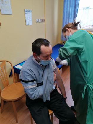 Trwa szczepienie pensjonariuszy Domu Pomocy Społecznej przy ul. Kochcickiej w Lublińcu