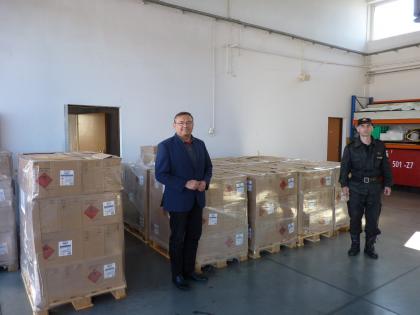 Starosta odebrał środki ochrony osobistej, które przekaże nauczycielom