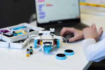 Zajęcia z robotyki – konstruowanie i programowanie robotów w ramach projektu „Nasz Powiat – Nasze Pasje”
