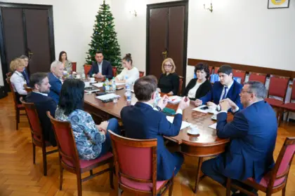 Władze powiatu, poseł Przemysław Witek, dyrektor SP ZOZ i radni Rady Powiatu dyskutowali o przyszłości szpitala powiatowego