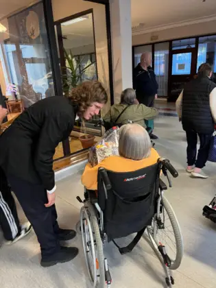 Uczniowie Zespołu Szkół nr 1 im. A. Mickiewicza w Lublińcu przygotowali paczki dla mieszkańców Domu Kombatanta 2