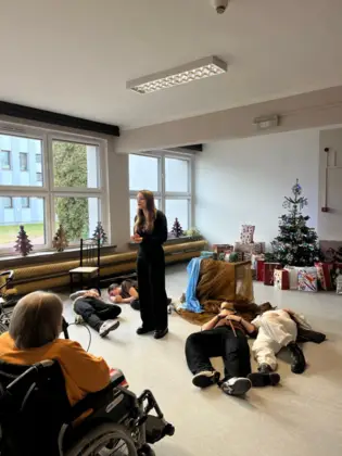 Uczniowie Zespołu Szkół nr 1 im. A. Mickiewicza w Lublińcu przygotowali paczki dla mieszkańców Domu Kombatanta 15