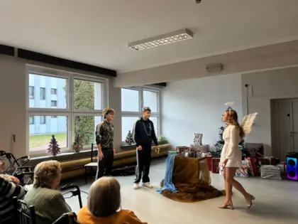 Uczniowie Zespołu Szkół nr 1 im. A. Mickiewicza w Lublińcu przygotowali paczki dla mieszkańców Domu Kombatanta 12