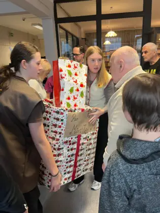 Uczniowie Zespołu Szkół nr 1 im. A. Mickiewicza w Lublińcu przygotowali paczki dla mieszkańców Domu Kombatanta 5