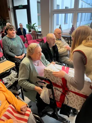 Uczniowie Zespołu Szkół nr 1 im. A. Mickiewicza w Lublińcu przygotowali paczki dla mieszkańców Domu Kombatanta 3