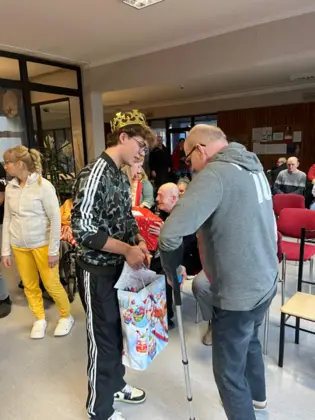 Uczniowie Zespołu Szkół nr 1 im. A. Mickiewicza w Lublińcu przygotowali paczki dla mieszkańców Domu Kombatanta 6